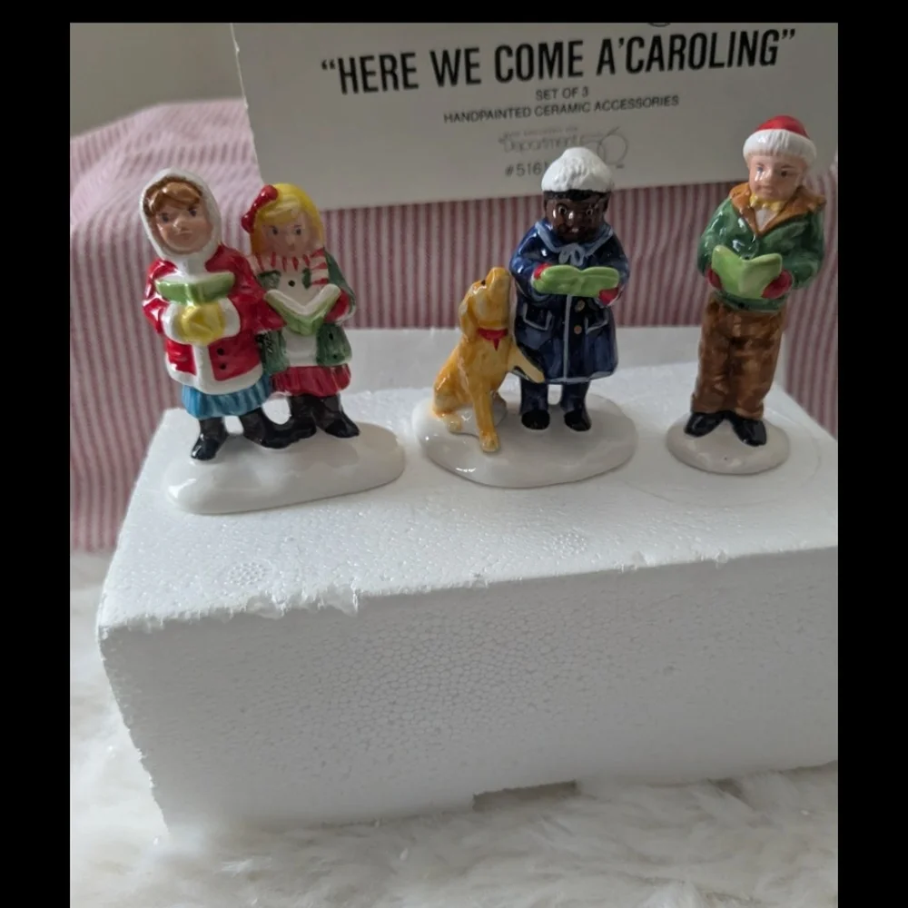 Department 56 Holiday Carolers with Dog Figurine Set